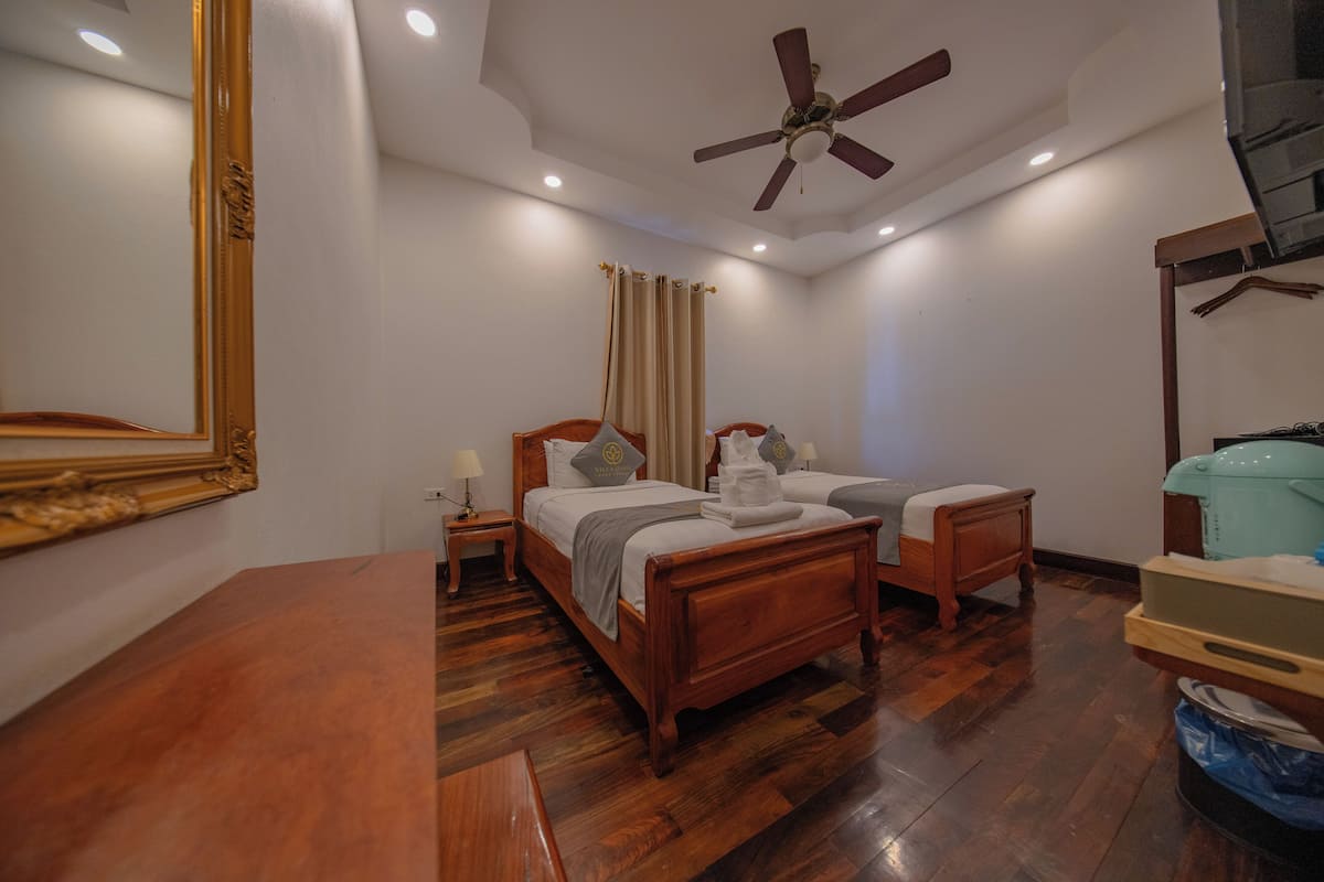 Standard Twin Room, 2 Twin Beds, Lake View | Minibar, in-room safe, free WiFi, bed sheets