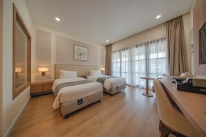 Deluxe-Doppelzimmer zur Einzelnutzung, 1 Schlafzimmer, Nichtraucher, Seeblick | Minibar, Zimmersafe, kostenloses WLAN, Bettwäsche