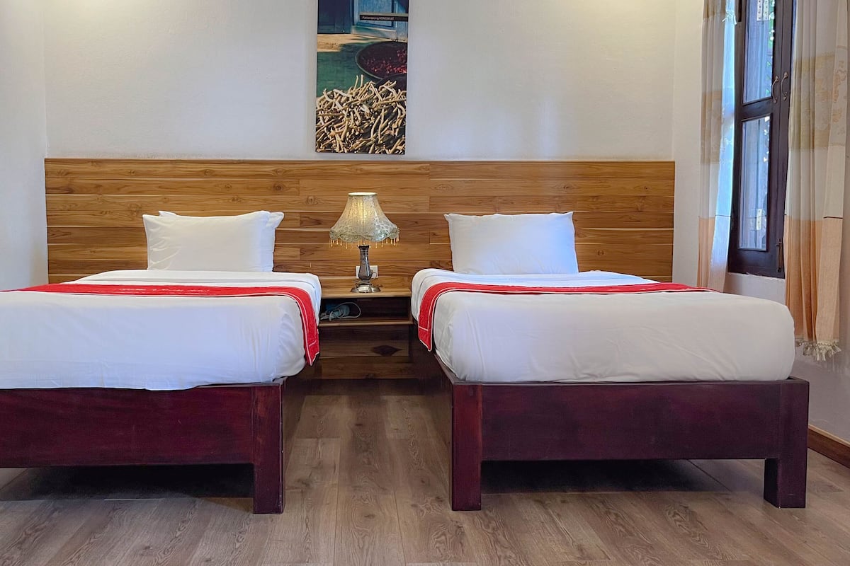 Habitación estándar con 2 camas individuales, 2 camas individuales, vista al lago | Minibar, caja de seguridad en la habitación, wifi gratis y ropa de cama