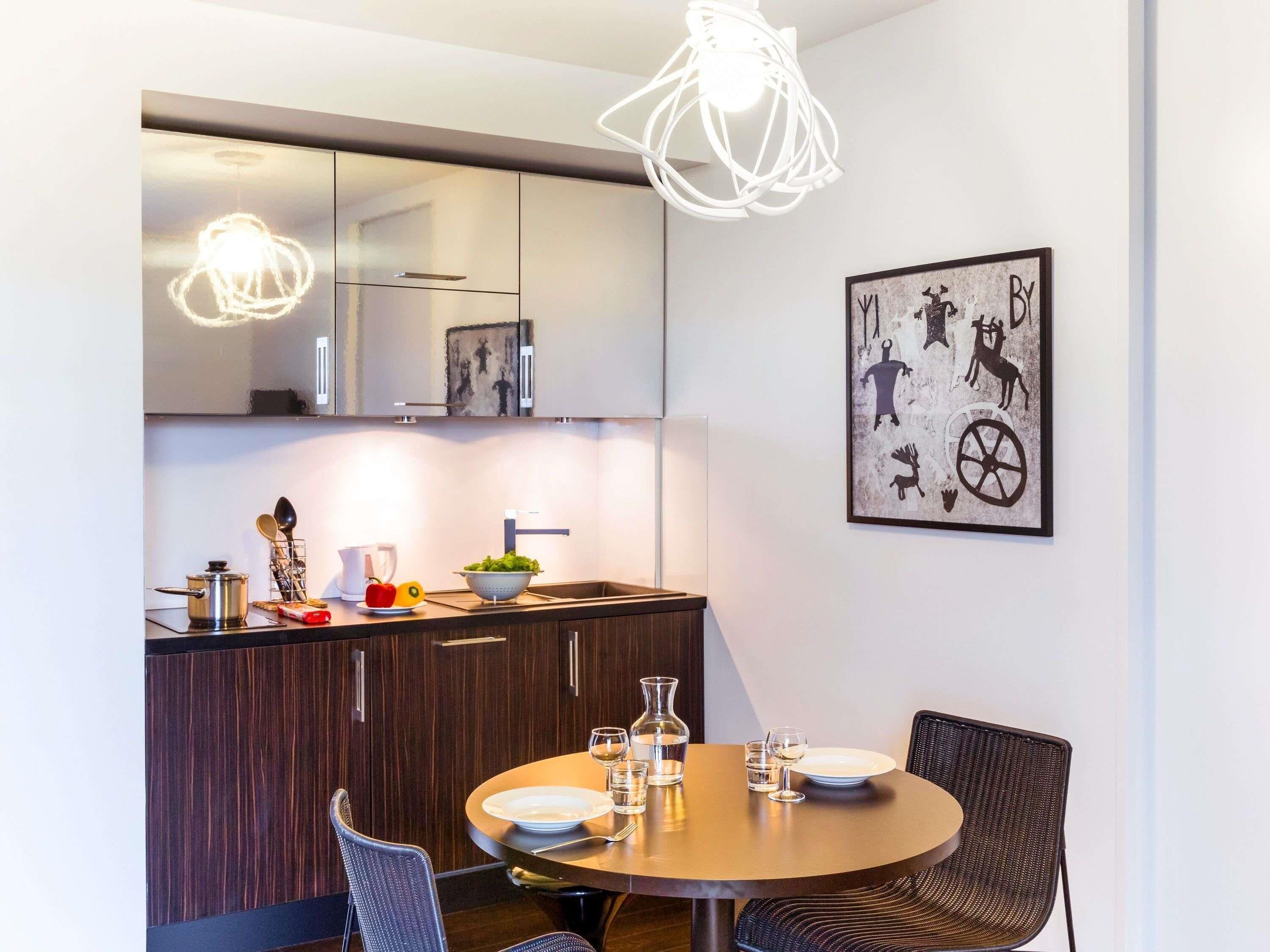 Ropa de cama de alta calidad y caja de seguridad en la habitación 