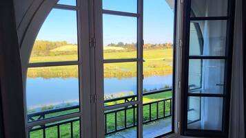 Premium bedding, in-room safe, desk, blackout curtains