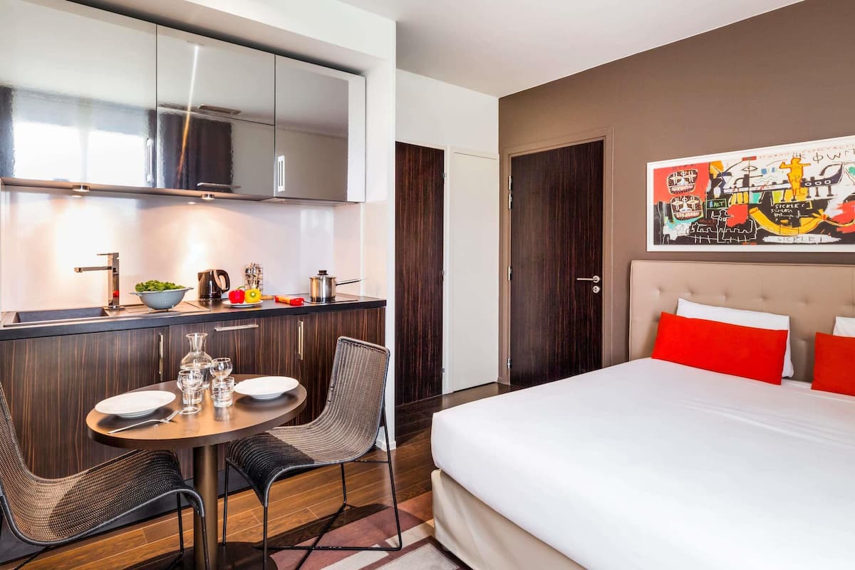 Studio, 1 Double Bed | 1 bedroom, premium bedding, in-room safe, desk