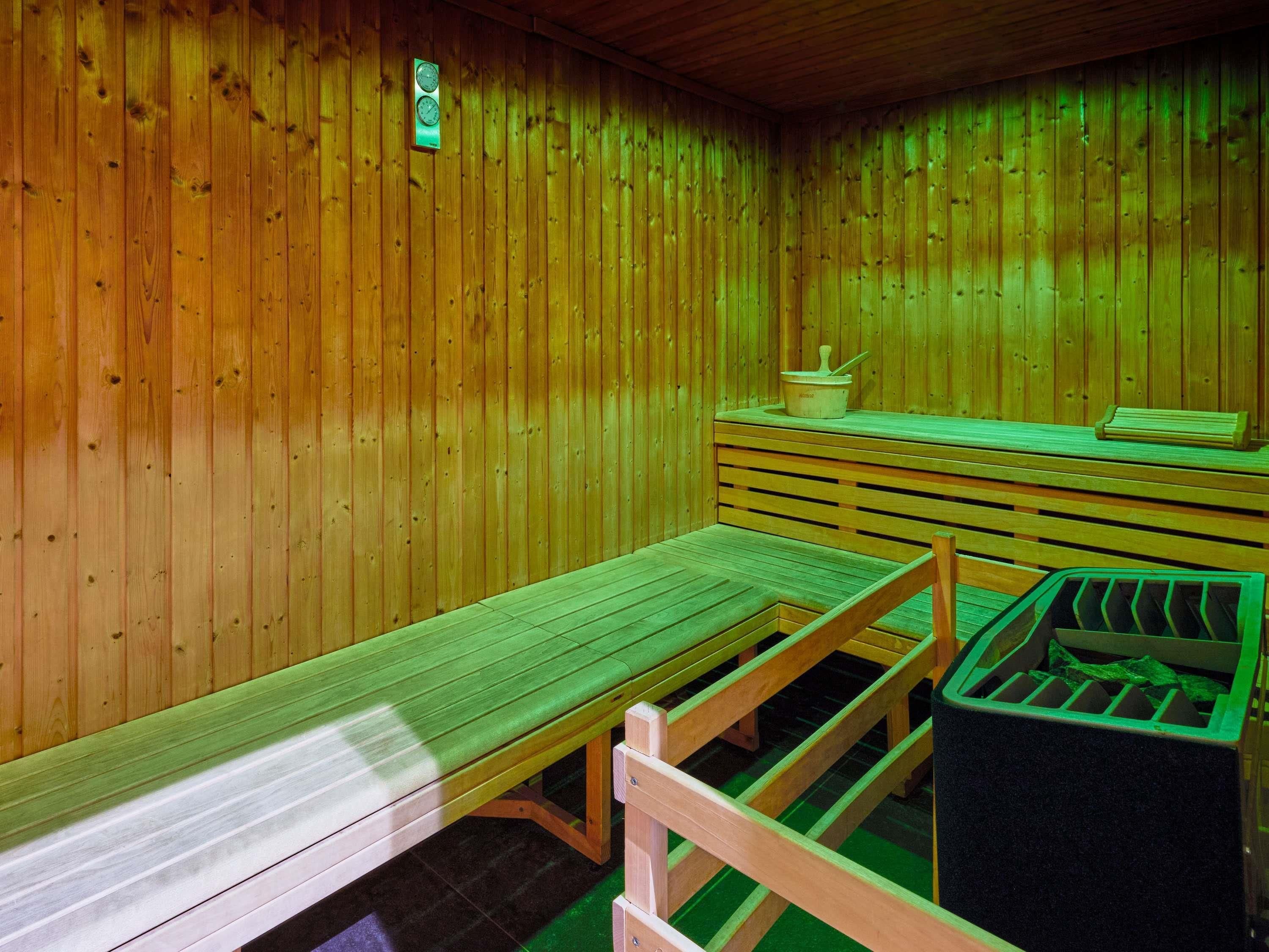 Une salle de sauna avec des murs en bois, un banc, un siège de banc, un repose-pieds de banc, un dossier de banc, un pied de banc, un repose-pieds de pied de banc, un pied de banc, un repose-pieds de pied de banc, un pied de banc, un repose-pieds de pied de banc, un pied de banc, un repose-pieds de pied de banc, un pied de banc, un repose-pieds de pied de banc, un pied de banc, un repose-pieds de pied de banc, un pied de banc, un repose-pieds de pied de banc, un pied de banc, un repose-pieds de pied de banc, un pied de banc, un repose-pieds de pied de banc, un pied de banc, un repose-pieds de pied de banc, un pied de banc, un repose-pieds de pied de banc, un pied de banc, un repose-pieds de pied de banc, un pied de banc, un repose-pieds de pied de banc, un pied de banc, un repose-pieds de pied de banc, un pied de banc.
