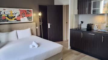 Studio, 1 Double Bed | Premium bedding, in-room safe, desk, blackout drapes
