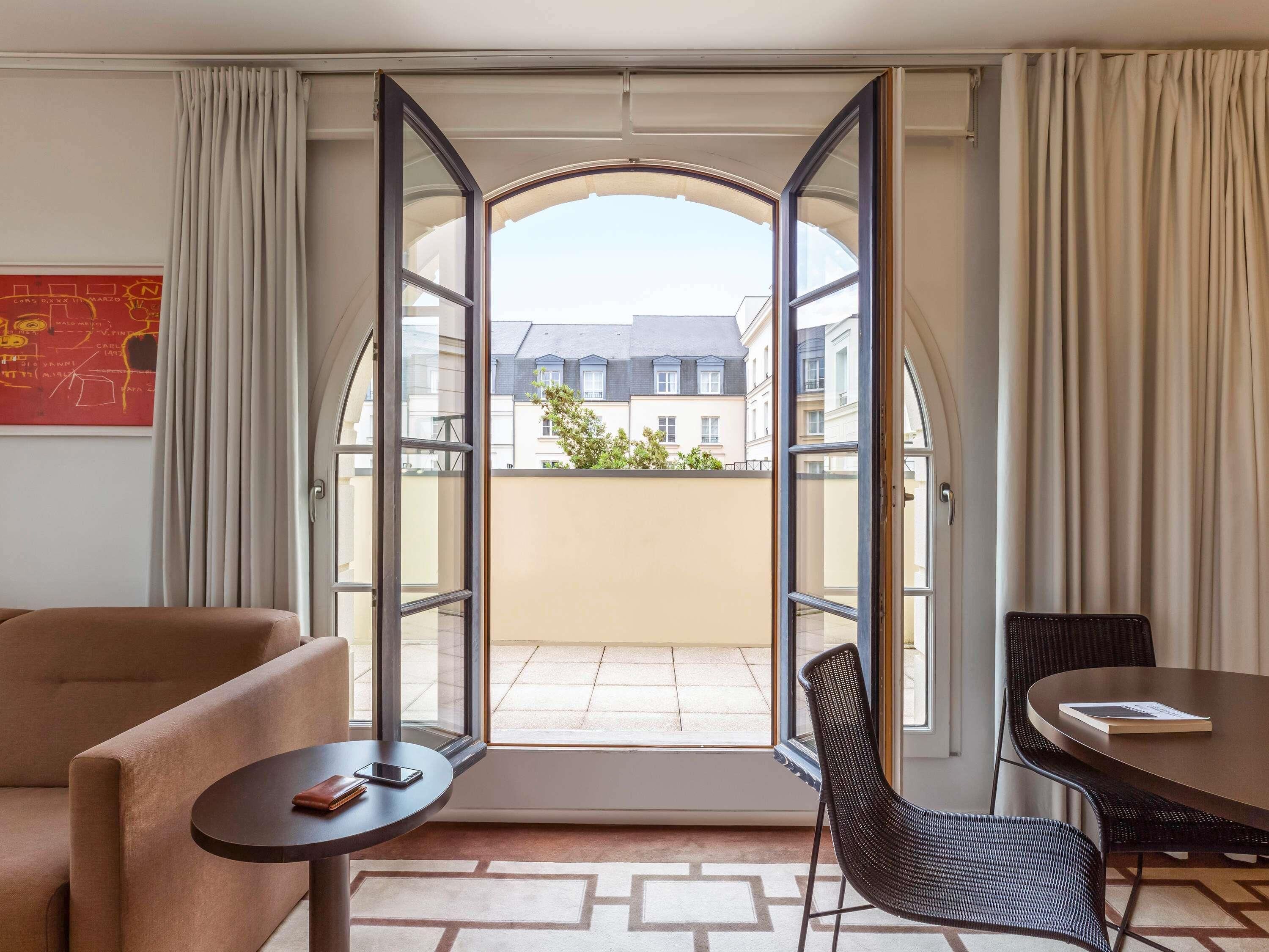 高級寝具、セーフティボックス (室内)、デスク、遮光カーテン