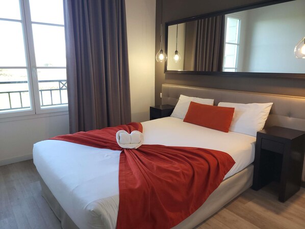 Departamento, 2 habitaciones | Ropa de cama de alta calidad y caja de seguridad en la habitación 