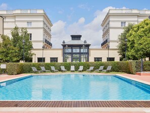 Una piscina al aire libre de temporada