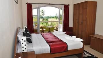 Villa, 2 habitaciones, vista a la alberca | Caja de seguridad en la habitación y decoración personalizada