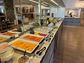 Daily buffet breakfast (MXN 200 per person)