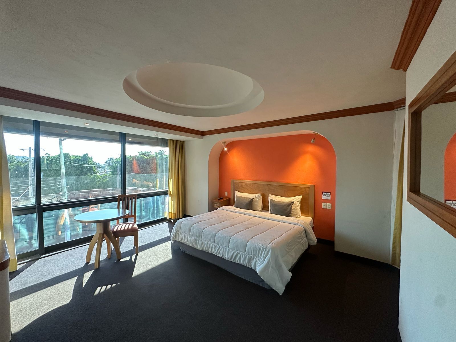 Habitación superior, 1 cama King size | Escritorio, wifi gratis y ropa de cama 