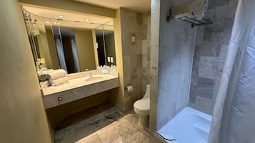 Standaard driepersoonskamer | Badkamer | Een douche, gratis toiletartikelen, handdoeken