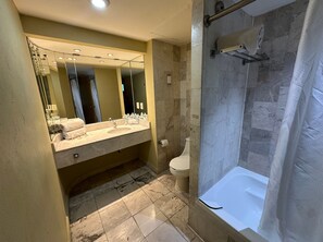Standard Triple Room | Bathroom | Shower, free toiletries, towels - Hotel Florencia (Querétaro)