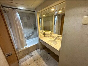 Een douche, gratis toiletartikelen, handdoeken
