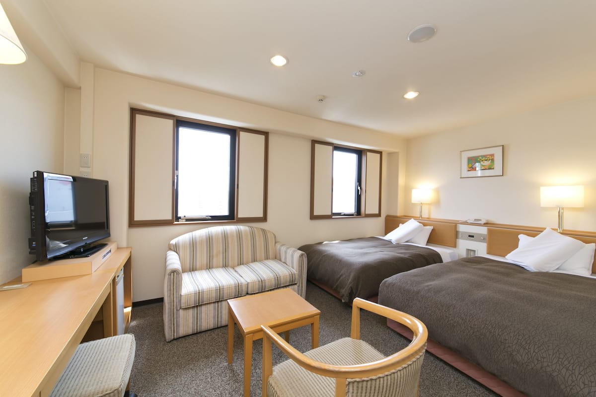 deluxe twin room, non smoking | living area | 19-inch tv with digital channels, pay films