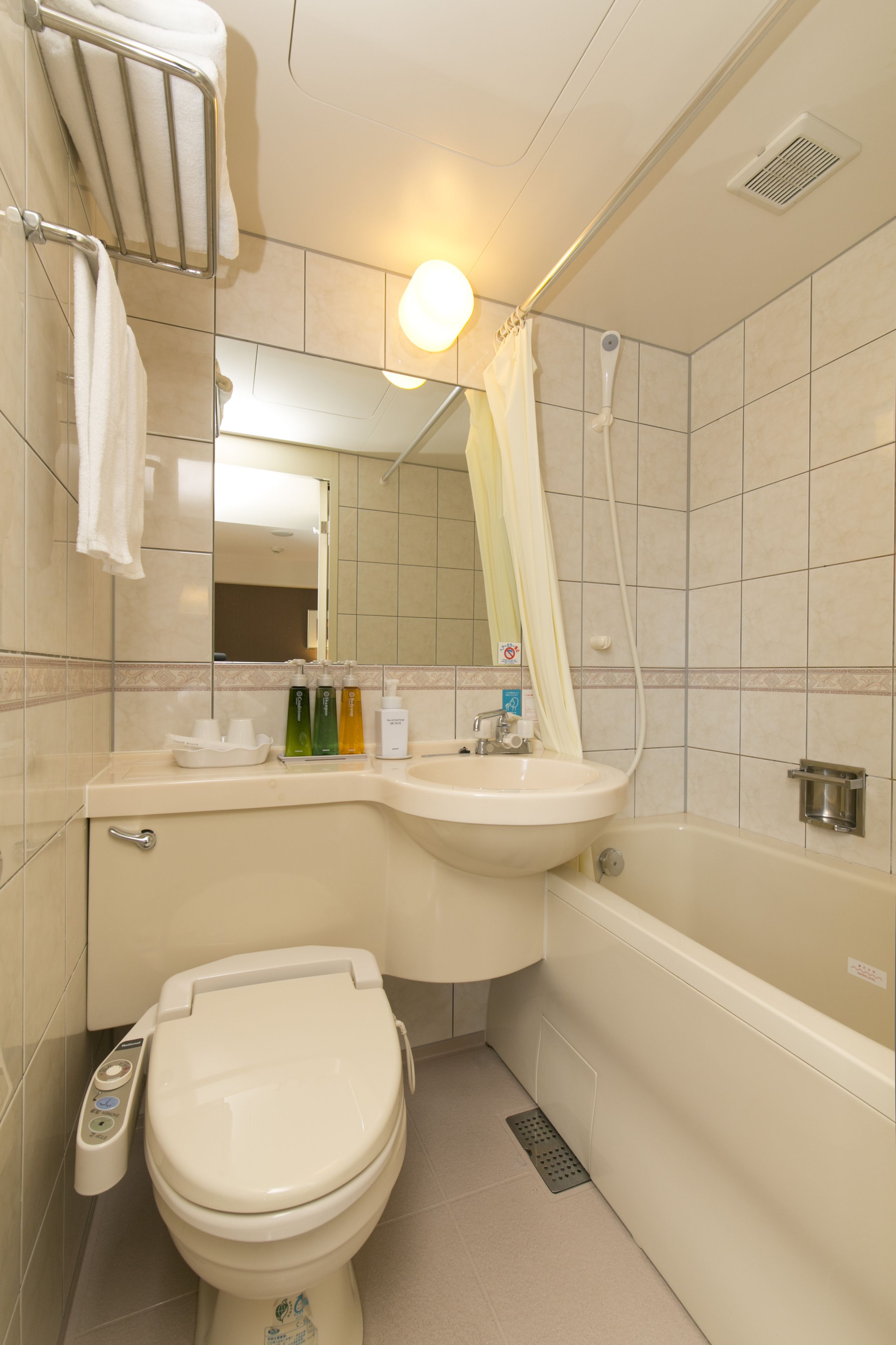 combined shower/bathtub, deep-soaking bathtub, free toiletries