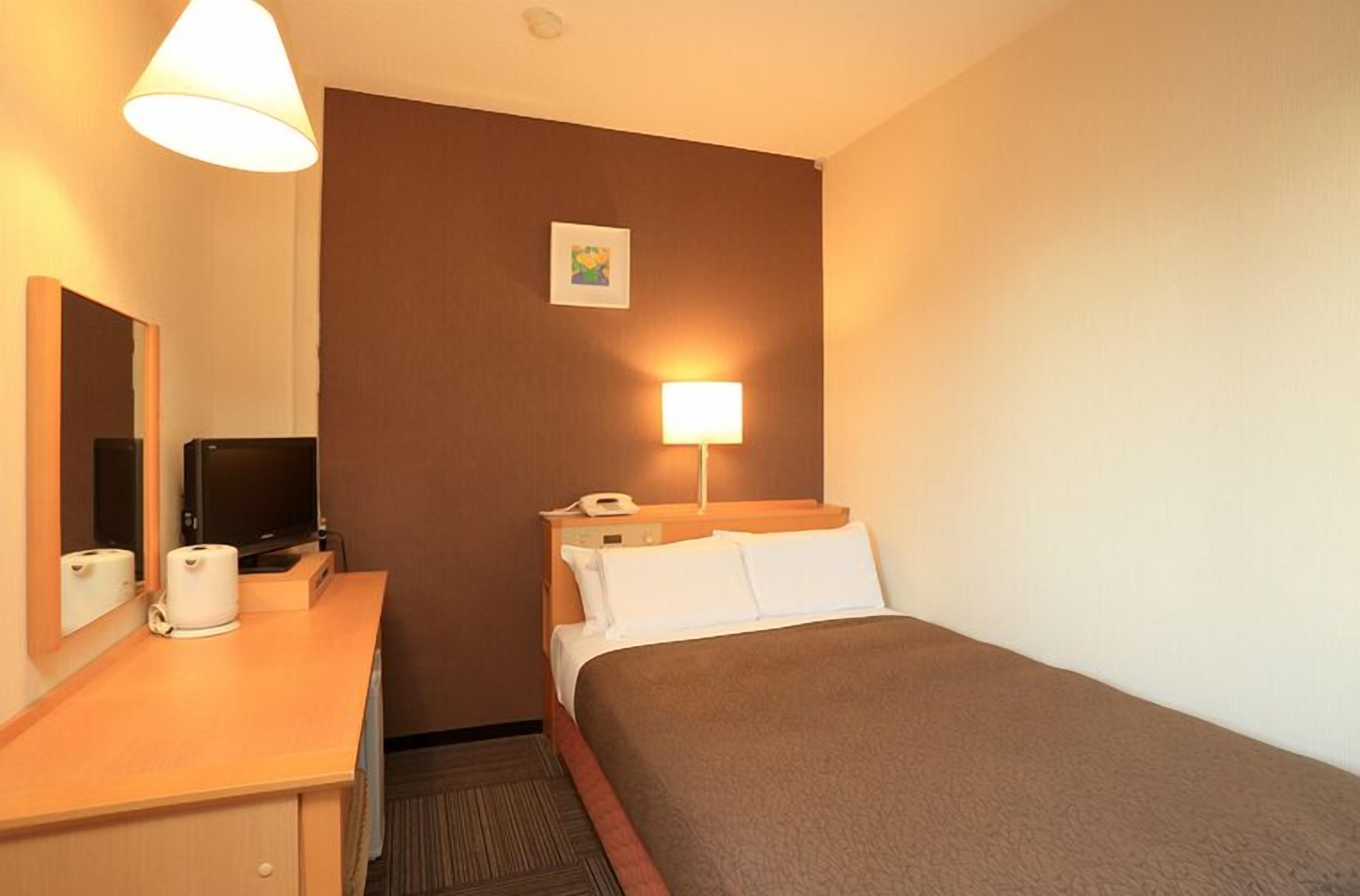 Down comforters, desk, free WiFi, bed sheets