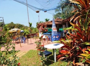 Frühstück und Abendessen, Blick auf den Garten