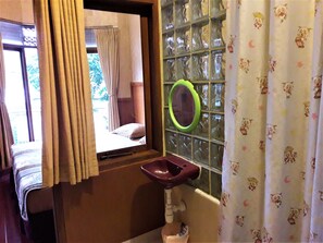 Family Room | Bathroom | Shower, free toiletries, towels - Orange Home Syariah (Bandung)