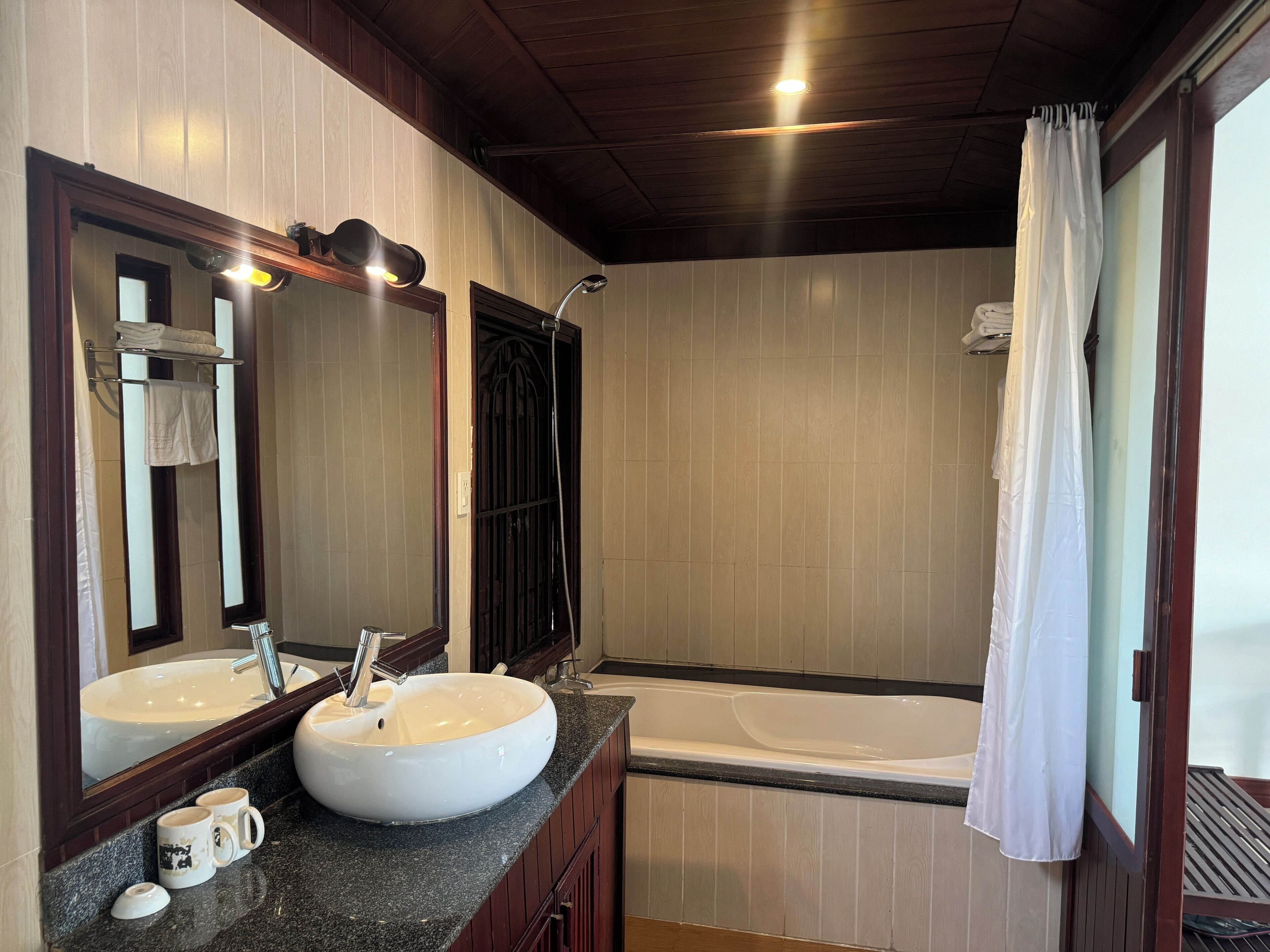 superior room, 1 double bed, poolside | bathroom | combined shower/bathtub, free toiletries, towels