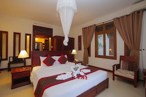 Villa, 1 King Bed, Garden Area | Living room