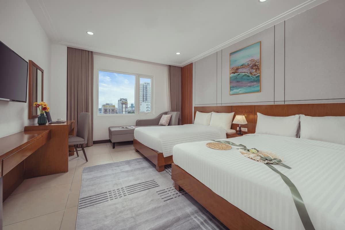 Habitación cuádruple familiar, para no fumadores, vista a la ciudad | 1 habitación, ropa de cama de alta calidad, minibar y escritorio