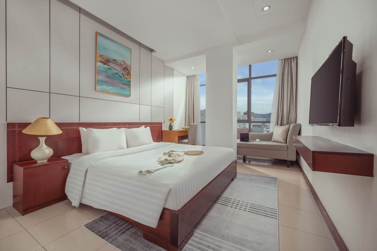 Habitación doble Deluxe, para no fumadores, vista a la ciudad | 1 habitación, ropa de cama de alta calidad, minibar y escritorio
