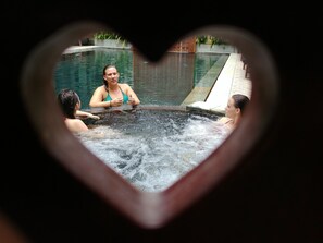 Utomhuspool, öppet 07.00 till 22.00, parasoller och solstolar