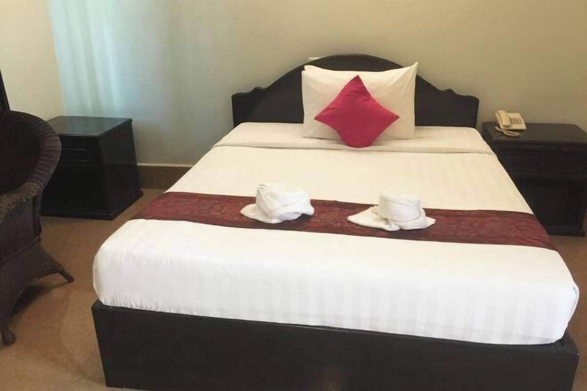 Egyptian cotton sheets, premium bedding, minibar, in-room safe