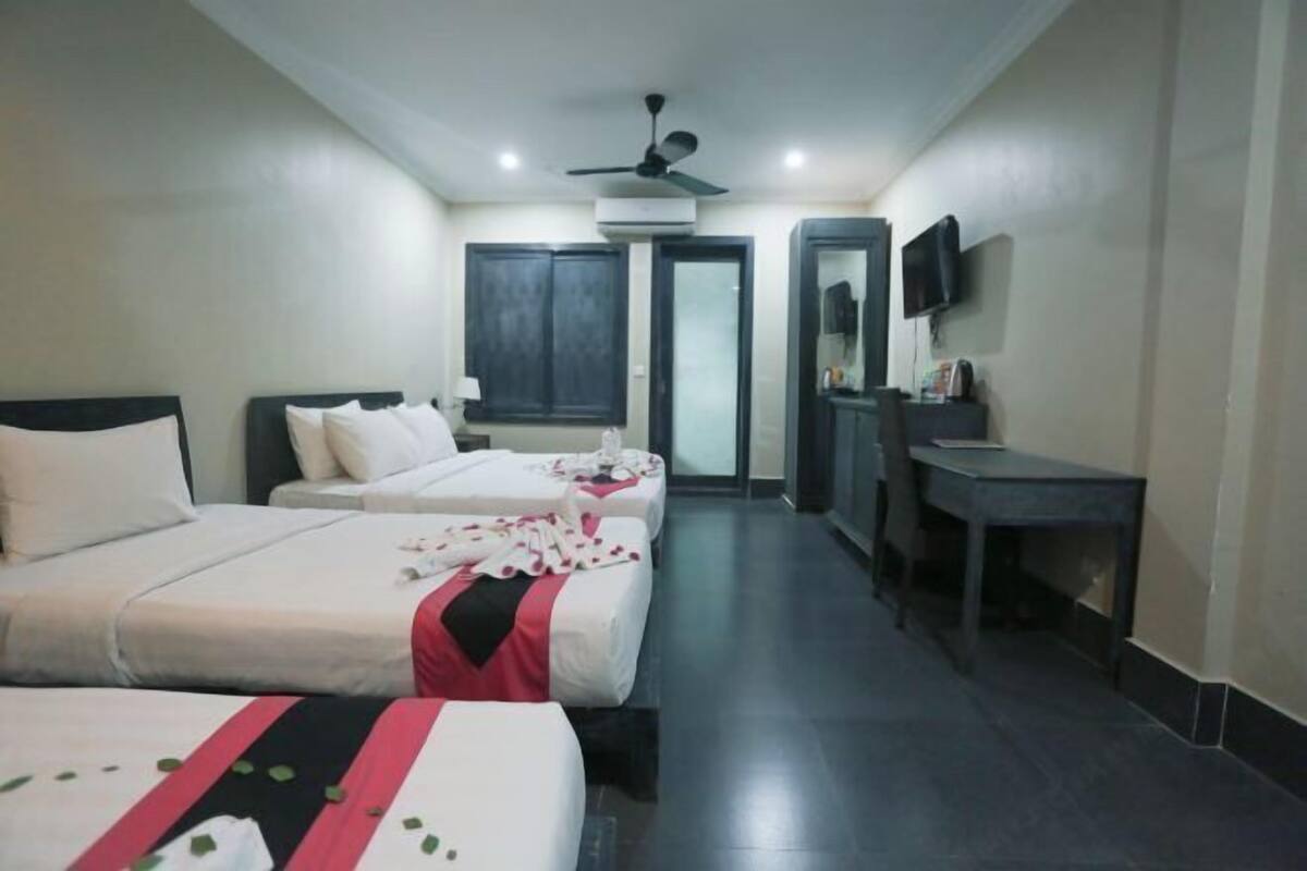Egyptian cotton sheets, premium bedding, minibar, in-room safe