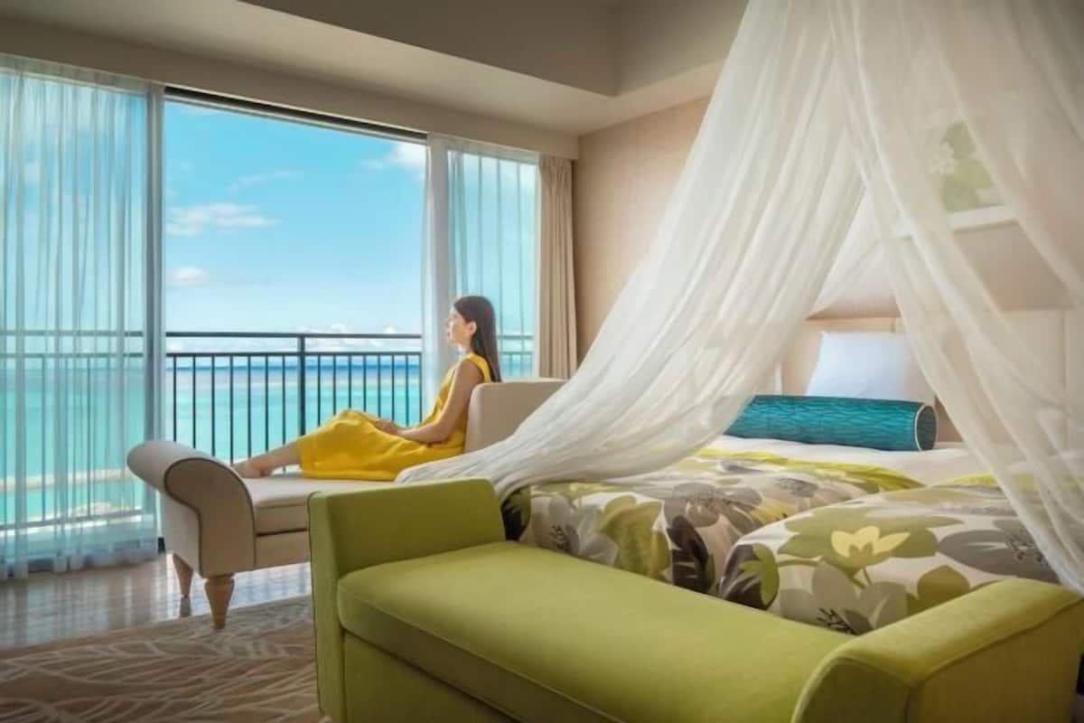 Down comforters, in-room safe, free WiFi, bed sheets