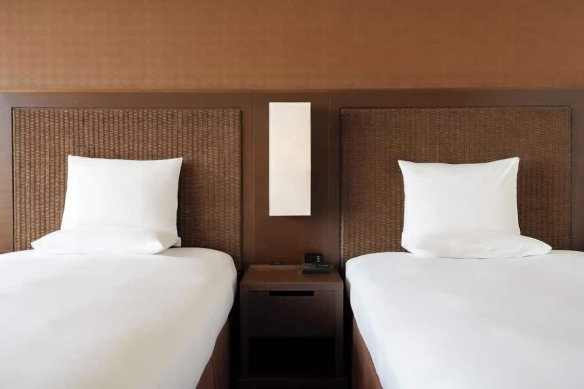 Down comforters, in-room safe, free WiFi, bed sheets