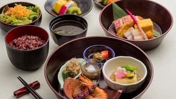 Daily buffet breakfast (JPY 2530 per person)