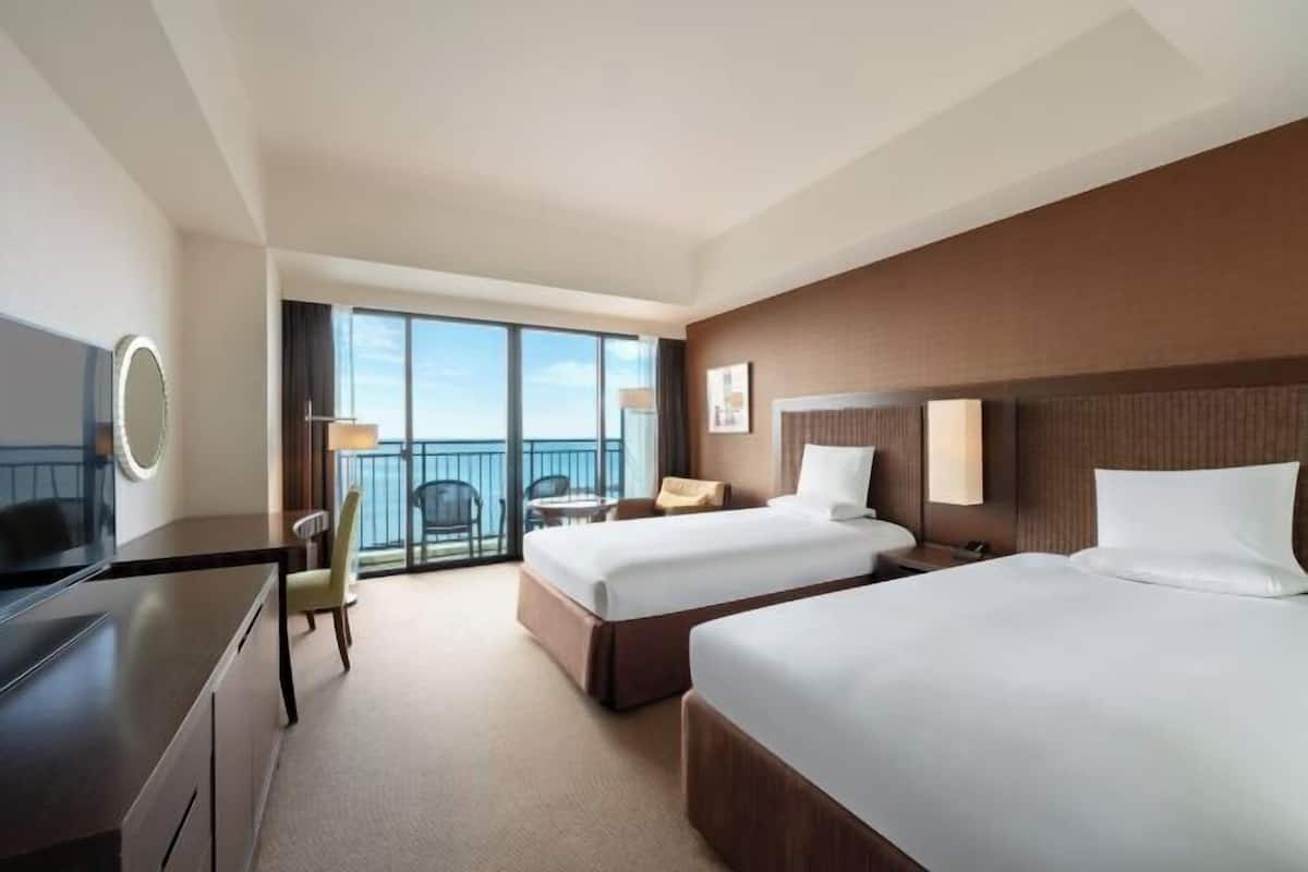 Down comforters, in-room safe, free WiFi, bed sheets