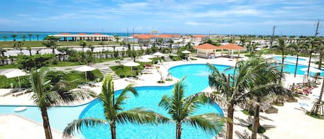 Una piscina cubierta, una piscina al aire libre de temporada, sombrillas