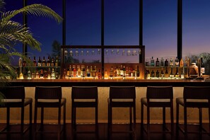 Bar (trong khuôn viên)