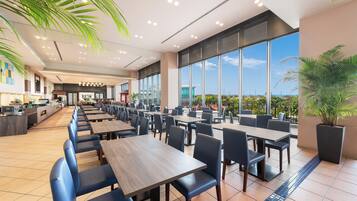 2 Restaurants, Frühstück, Mittagessen, Abendessen, amerikanische Küche