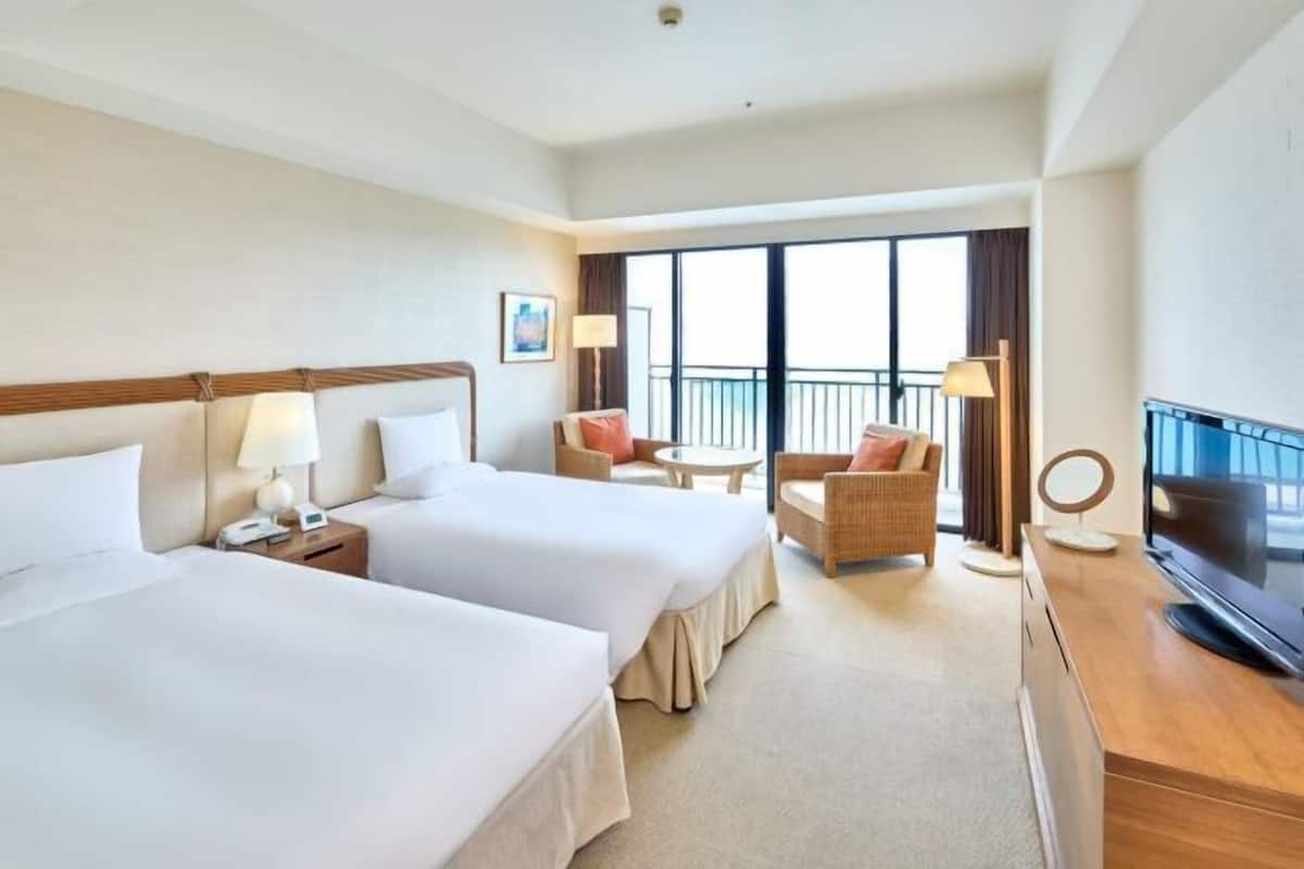 Down comforters, in-room safe, free WiFi, bed sheets