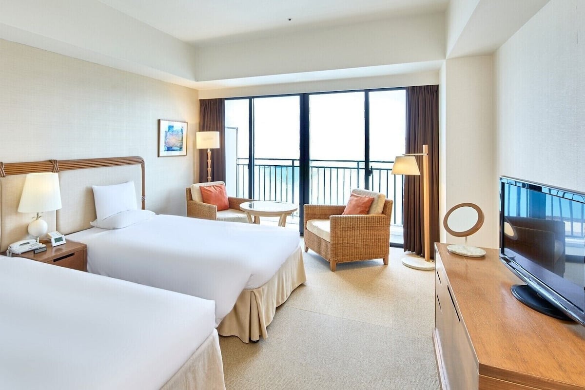 Down comforters, in-room safe, WiFi (free), bed sheets