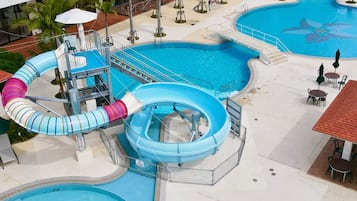 Una piscina cubierta, una piscina al aire libre de temporada, sombrillas