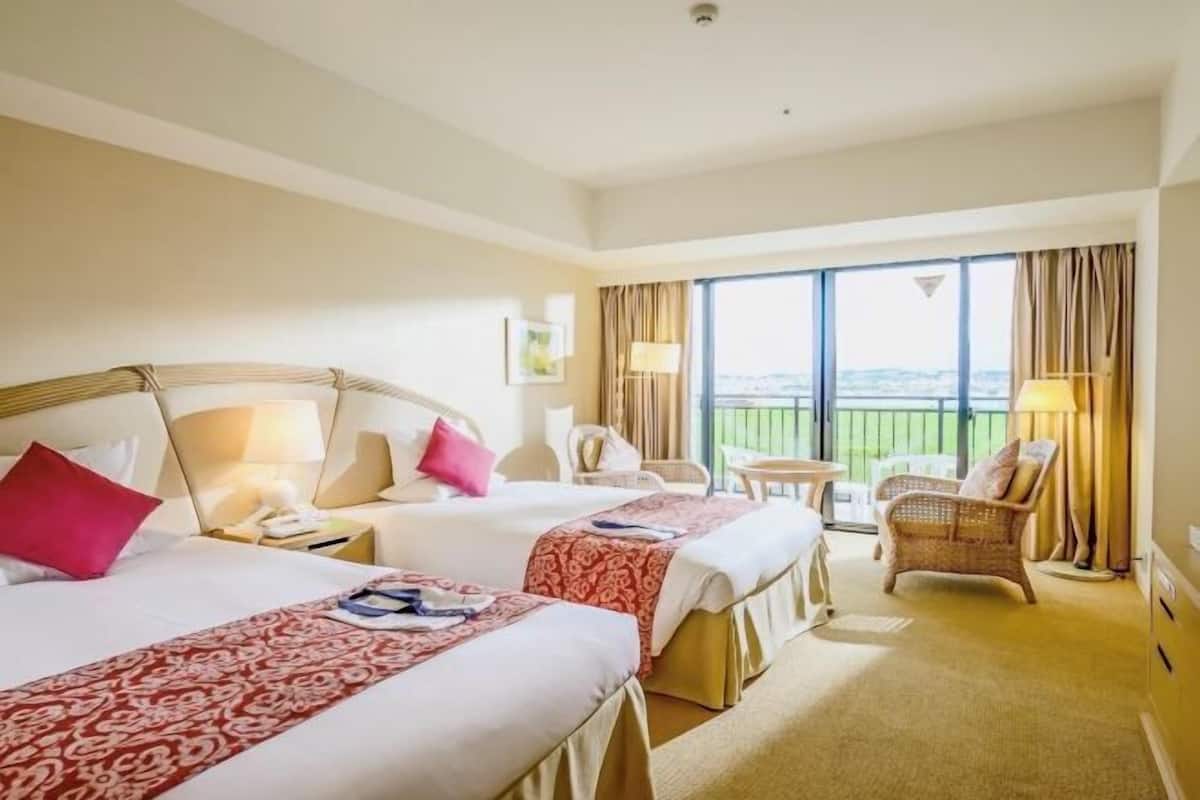 Edredón, caja de seguridad en la habitación y cunas gratuitas