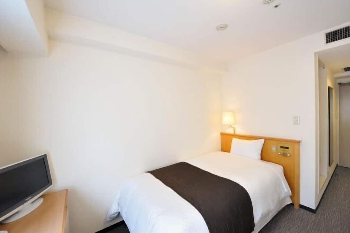 Premium bedding, down duvets, desk, blackout curtains