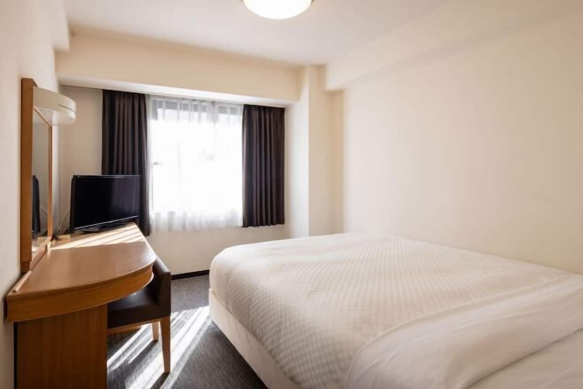Premium bedding, down duvets, desk, blackout curtains
