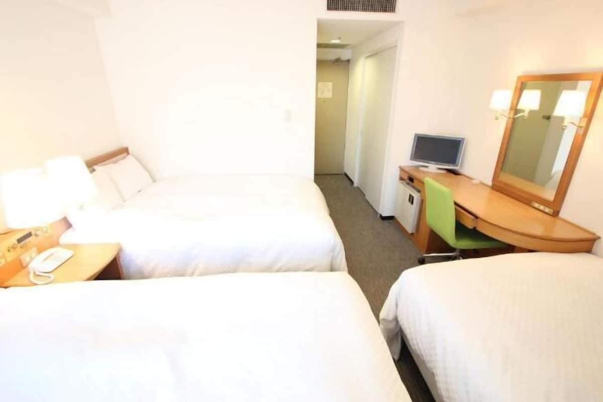 Premium bedding, down duvets, desk, blackout curtains