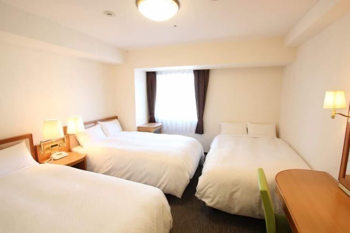 Premium bedding, down duvets, desk, blackout curtains
