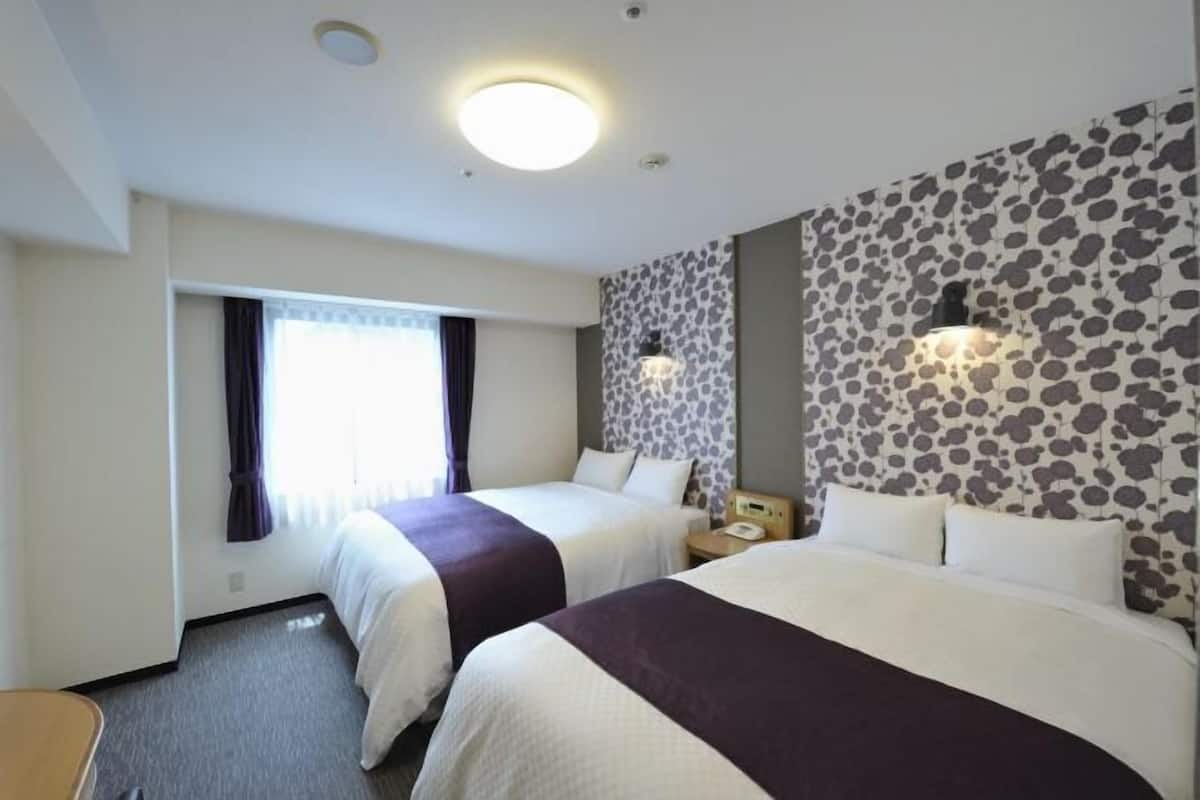 Premium bedding, down duvets, desk, blackout curtains