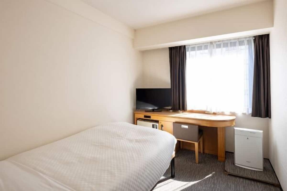 Premium bedding, down duvets, desk, blackout curtains