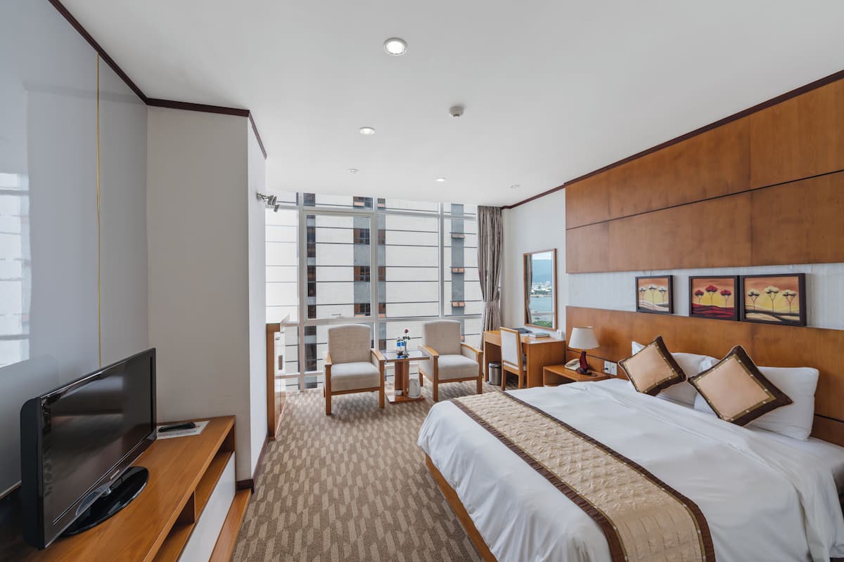 Deluxe Room, 1 Queen Bed, Bathtub | Room amenity