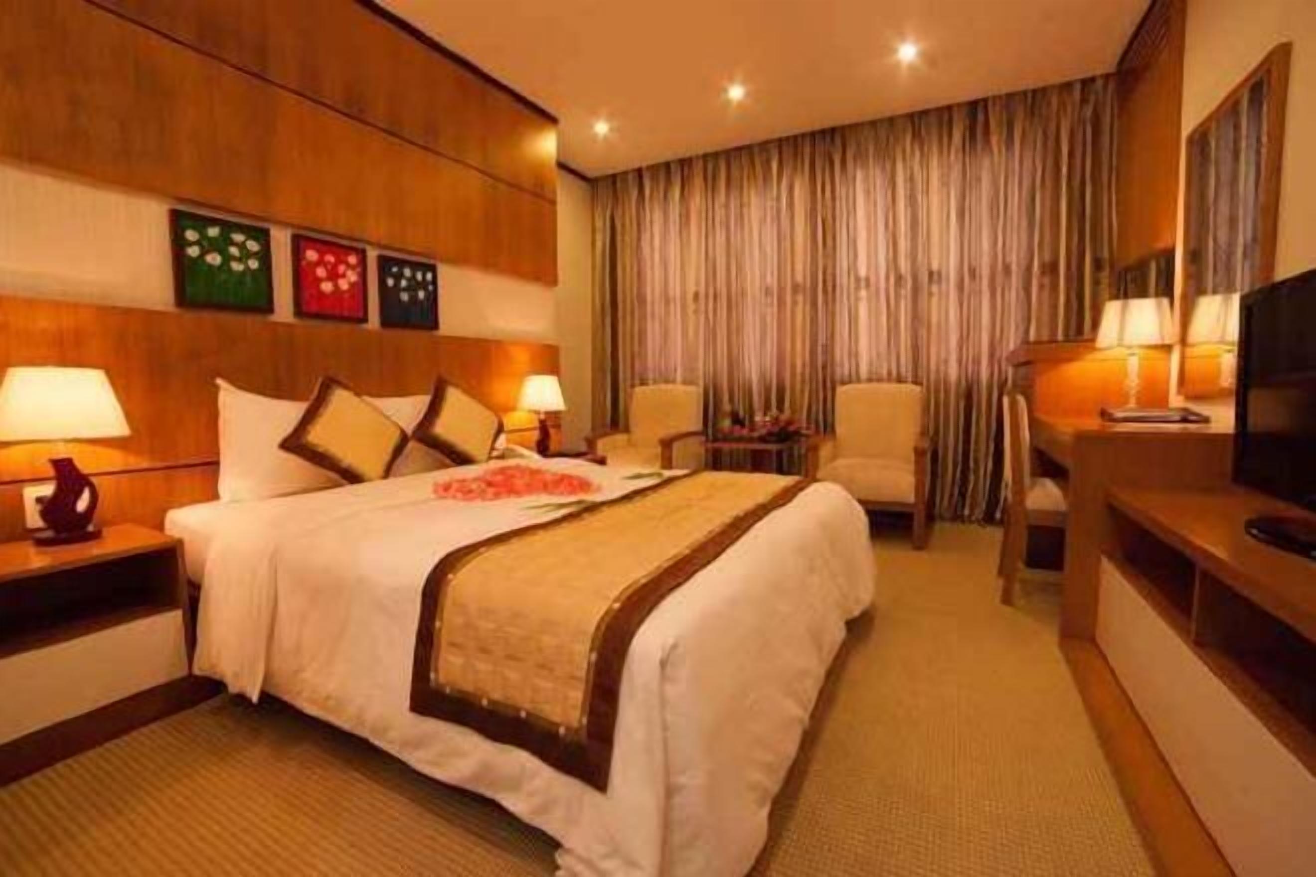 Minibar, coffres-forts dans les chambres, bureau