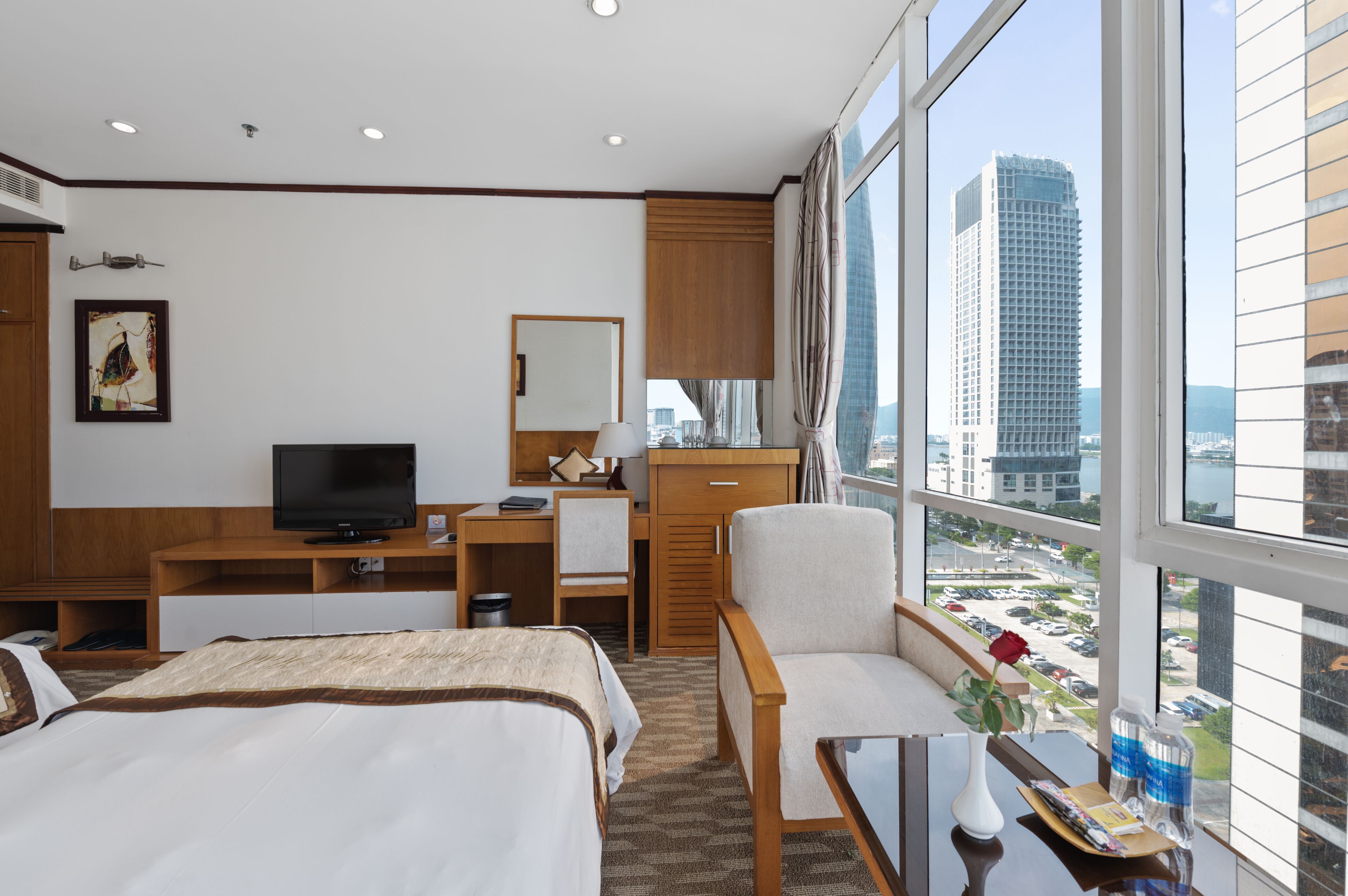 Deluxe Room, 1 Queen Bed, Bathtub | Minibar, in-room safe, desk, laptop workspace