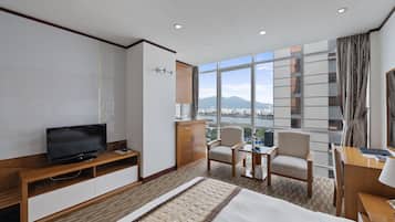 Deluxe Room, 1 Queen Bed, Bathtub | 1 bedroom, minibar, in-room safe, desk